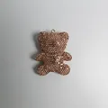 Detailopname van een roségouden teddybeer sleutelhanger met strass-steentjes - Zirkoon beer / Champagne