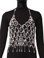 Detalle de una brillante cadena corporal de cristal con flecos de lágrima sobre torso negro. - Talla única / Tops / Transparente