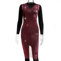 Detailopname van rode strass mesh jurk met diepe V-hals en sprankelende details - Diep Roosrood