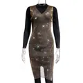 Detail van gouden mesh-jurk met strass, fonkelende kristallen en opengewerkt ontwerp. - Goud