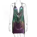 Dettaglio ravvicinato di un sexy mini abito di paillettes con sfumatura viola e verde - Iridescente