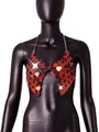 Detailansicht eines sexy roten herzförmigen Acryl-Pailletten-Ketten-BHs auf Mannequin - Einheitsgröße / Oberteile / Rot