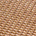 Gros plan macro d'un tissu en résille de strass étincelants avec grille métallique dorée - Champagne