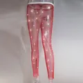 Detalle de los pantalones de malla roja sexy con pedrería brillante y diseño ajustado - Talla única / Parte Inferior Extra Larga / Rojo