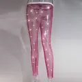 Vista detallada de los leggings de malla rosa sexy con adornos de diamantes de imitación - Talla única / Parte Inferior Extra Larga / Rosa rojo