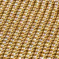 Détail macro montrant des strass irisés scintillants sur un tissu en maille dorée de qualité. - Or AB