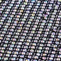 Détail macro de strass AB irisés fixés sur une robe de soirée sexy en tissu de mesh noir - Noir AB