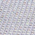 Vue macro détaillée montrant la texture en maille strass étincelante de la robe de soirée - Argent AB