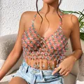 Vue détaillée d'un gilet licou à franges en chaîne de pierres précieuses colorées - Taille unique / Hauts / Rose et Bleu