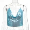 Dettaglio della texture di paillettes blu chiaro lucide del top halter senza schiena - Celeste