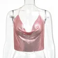 Dettaglio di un sexy top all'americana con paillettes metalliche rosa e scollo a cappuccio ampio - Oro rosa