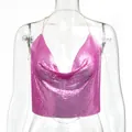 Dettaglio del sexy top all'americana con paillettes metalliche rosa e schiena nuda. - Rosso rosa