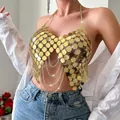 Primer plano de top de cadena con lentejuelas doradas y borlas en capas - Talla única / Tops / Dorado
