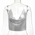 Vista dettagliata di un sexy crop top con paillettes metalliche argento su manichino trasparente - Argento