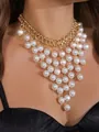 Nahaufnahme einer eleganten, zweilagigen Statement-Halskette mit Kunstperlenfransen am Modell - Gold Mehrschichtige Quaste Perle Stil (24298)