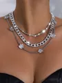 Nahaufnahme einer mehrlagigen silbernen Halskette mit glitzernden Blumen - Dreilagiger Kubanischer Diamantketten Blumenstil (24251) / Silber