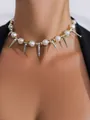 Detailansicht einer klobigen Perlen-Halskette mit silbernen Metallspitzen an einem Modell. - Perle Metall Stachel Stil (24156) / Weiß