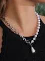 Detailaufnahme der silbernen Gliederkette und weißen Kunstperlenkette mit Tropfenanhänger - Halbe Kette Halbe Perle Tropfenanhänger Stil (24131) / Weiß