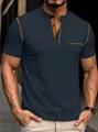 Vista detallada de polo Henley transpirable para hombre con costuras en contraste y bolsillo - S / Tops / Azul marino