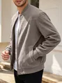 Vista detallada de la textura y el ajuste de una chaqueta bomber de hombre en ante sintético - S / Tops / Marrón