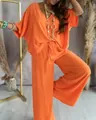 Vista detallada de conjunto casual naranja con cuello en V y pantalón de pierna ancha mujer - Rojo Anaranjado