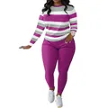 Vue détaillée du haut à manches longues à rayures violettes et du pantalon assorti - Violet