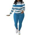 Vue complète d'un haut rayé et d'un pantalon bleu portés par un mannequin debout - Bleu clair