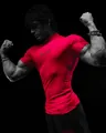 Detailaufnahme eines roten Kompressions-Fitness-Shirts mit stylischem Brustdruck - Rot
