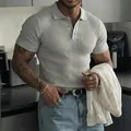 Nahaufnahme eines grauen, kurzärmeligen Rippen-Poloshirts für Herren mit Knopfkragen. - M / Oberteile / Hellgrau
