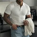 Detailansicht eines weißen, gerippten Herren-Strickpoloshirts mit kurzen Ärmeln - M / Oberteile / Weiß