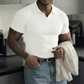 Herren Slim Fit weißes geripptes Kurzarm-Poloshirt mit V-Ausschnitt und sportlichem Design - S / Oberteile / Weiß