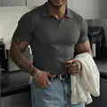 Körperbetontes graues Herren-Poloshirt mit V-Ausschnitt und Rippenstruktur für Sommer und Sport. - S / Oberteile / Dunkelgrau