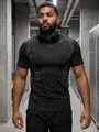 Nahaufnahme eines schwarzen atmungsaktiven Sport-T-Shirts für Herren im Fitnessstudio - S / Oberteile / Schwarz