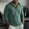 Athletisches Herren Kapuzen-Henley-Shirt in Melange-Grün mit langen Ärmeln und Tunnelzug - S / Oberteile / Armeegrün