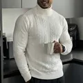 Pull à col roulé blanc pour homme en maille torsadée avec coupe ajustée élégante pour l'hiver - S / Hauts / Blanc