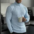Pull à col roulé torsadé pour hommes en bleu clair, coupe ajustée pour l'automne et l'hiver - S / Hauts / Bleu clair