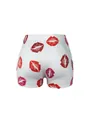Détail arrière du short de yoga blanc taille haute avec imprimé baisers rouge vif - S / Bas / Blanc avec imprimé lèvres rouges