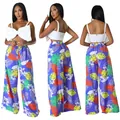 Detailansichten von vorne seitlich und hinten der geblümten Weithose und des Schleifen-Crop-Tops - S / Unterteile / Blau