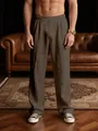 Lockere, gerade Herren-Freizeithose in Dunkelbraun, inszeniert in retro Innenraum - S / Unterteile / Kaffeebraun