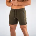 Nahaufnahme olivgrüne Fitness-Shorts mit Reißverschlusstasche und Kordelzug - XS / Unterteile / Armeegrün (Mit Logo)
