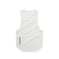 Detailansicht des Frontdesigns und des funktionalen Reißverschlusses am weißen Fitness-Tanktop - M / Oberteile / Weiß