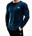 Dettaglio di una maglia da fitness attillata a maniche lunghe da uomo color ottanio - Taglia M / Top / Blu navy