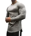Dettaglio di una maglia da ginnastica a maniche lunghe grigia aderente per uomo. - Taglia M / Top / Grigio scuro
