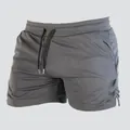 Schnelltrocknende Herren-Sportshorts in dunkelgrauem Mesh-Gewebe mit praktischem Kordelzug - M / Unterteile / Mittelgrau
