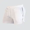 Weiße Herren-Sportshorts aus Mesh, schnelltrocknend mit Seitenstreifen und Kordelzug - M / Unterteile / Weiß