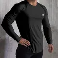 Maglia sportiva nera da uomo a maniche lunghe, vestibilità aderente per palestra e corsa - Taglia M / Top / Nero
