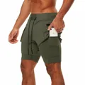 Detalle de los pantalones cortos deportivos 2 en 1 para hombre con práctico bolsillo interno - Verde militar liso