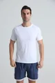 Détail d'un t-shirt de sport blanc à col rond pour homme, idéal pour le fitness et le sport - Blanc