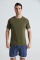 Gros plan sur un t-shirt de sport olive pour hommes avec manches raglan et col rond - 3XL / Hauts / Vert Militaire
