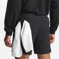 Vista detallada de pantalones cortos negros para hombre con lazo para toalla integrado - M / Bottoms / Negro